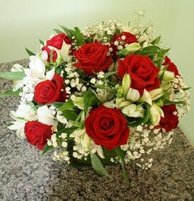 Arranjo rosas  vermelhas e flores  brancas